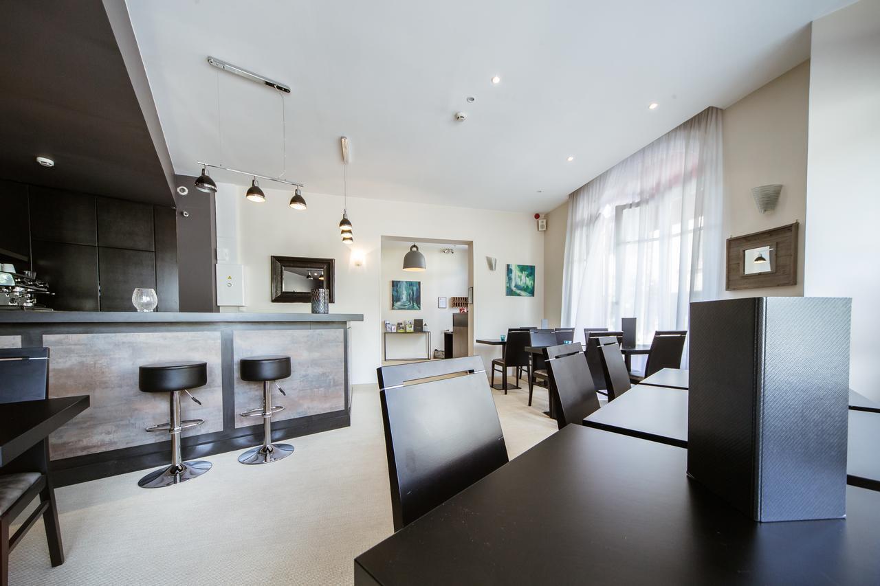 Logis Hotel - Le Petit Bellon Senlis  Esterno foto