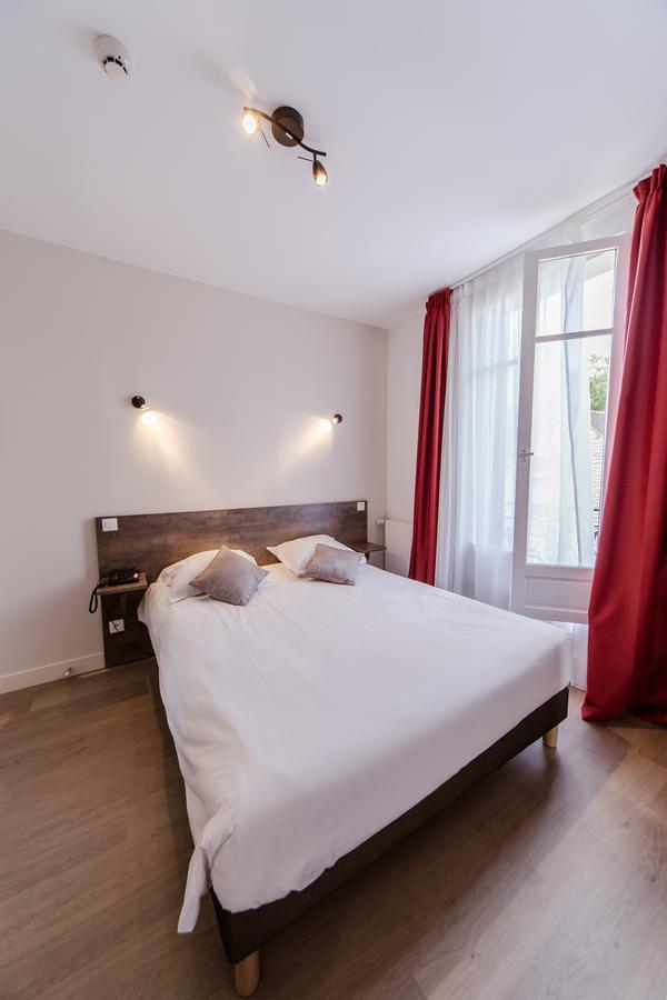 Logis Hotel - Le Petit Bellon Senlis  Esterno foto