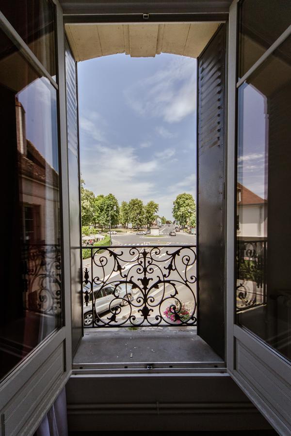 Logis Hotel - Le Petit Bellon Senlis  Esterno foto